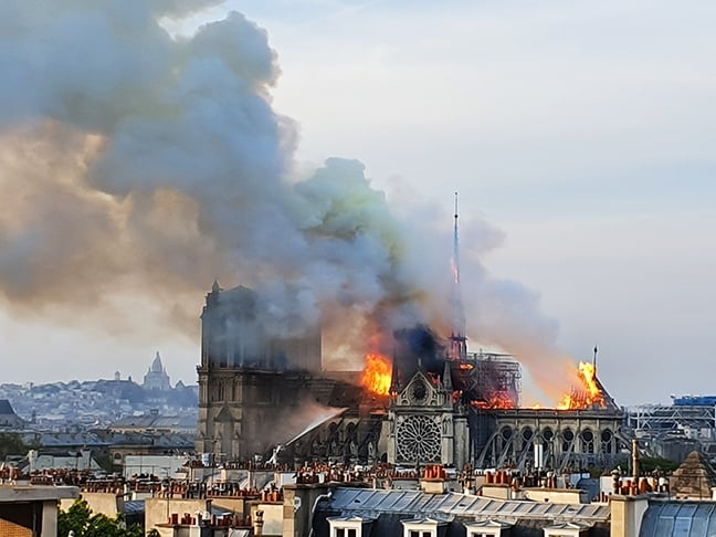 Em 15/4/2019, a igreja, uma das mais famosas do planeta, ardeu em chamas, causando comoção em escala mundial. Reprodução: Flipar
