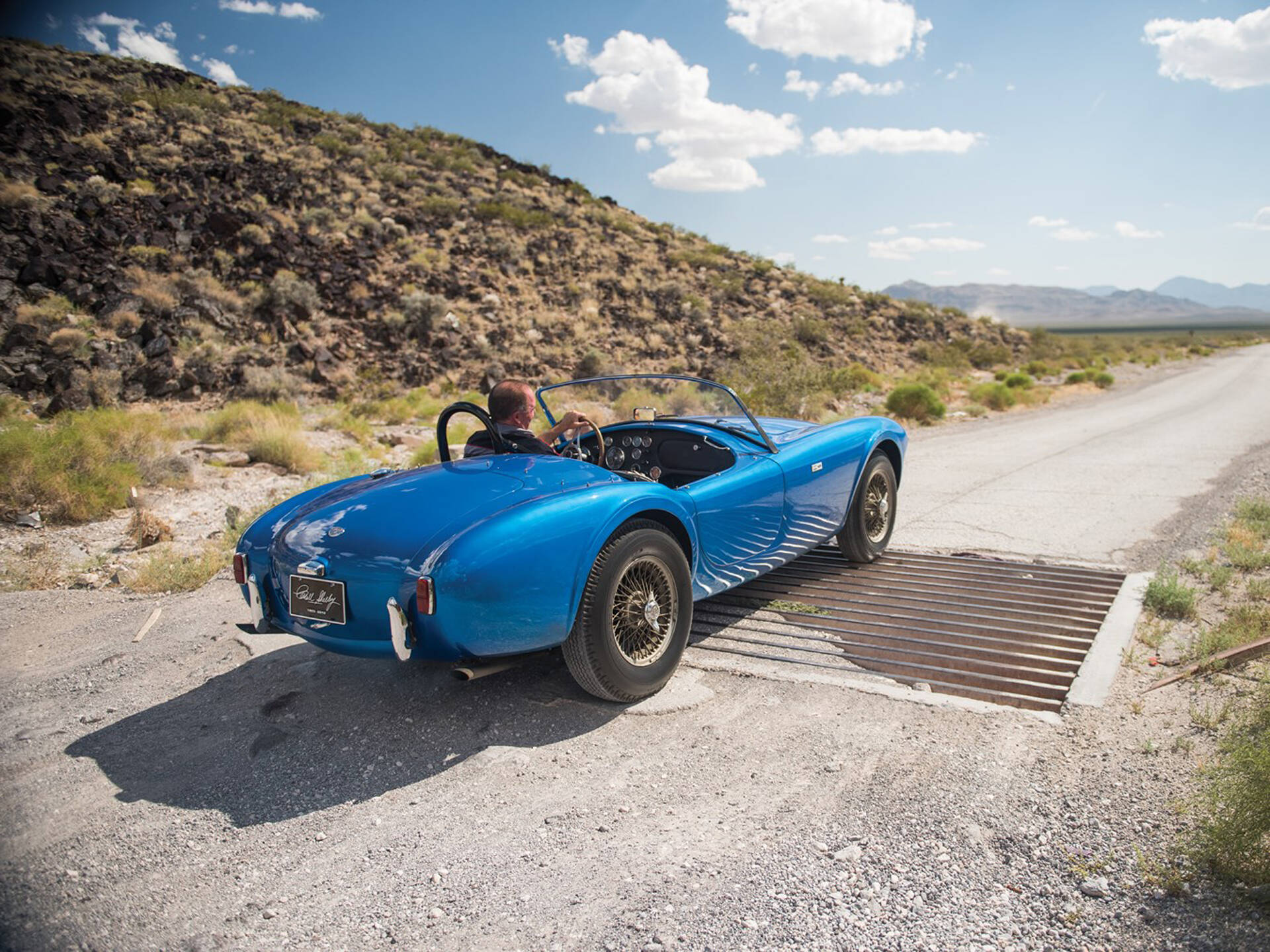 O primeiro Shelby Cobra, construído pelo próprio Carroll Shelby em 1962, quando colocou o motor 4.3 V8 da Ford dentro do pequeno AC Ace.. Foto: Divulgação/RM Auctions