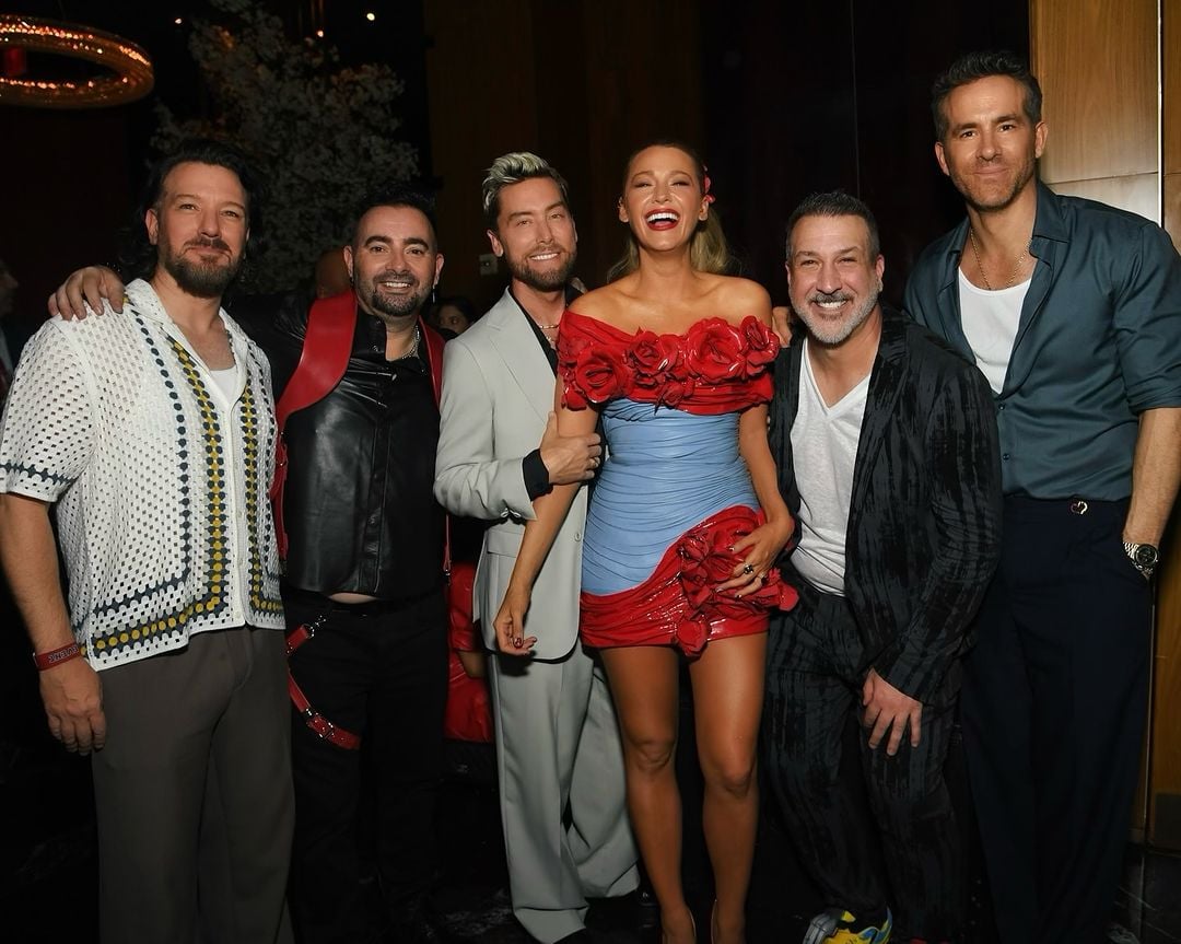 JC Chasez, Lance Bass, Chris Kirkpatrick e Joey Fatone, do NSync, em foto com Blake Lively e Ryan Reynols Reprodução/Instagram