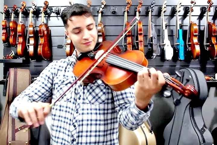Viola: Semelhante ao violino, mas maior e com som mais grave e aveludado. Surgiu na Itália no século XVI, também atribuída a Andrea Amati. Conecta harmonias entre violinos e violoncelos, trazendo profundidade ao conjunto. Reprodução: Flipar