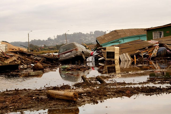 O Chile tem áreas propensas a abalos sísmicos por causa da localização sobre placas tectônicas.  Em 27/2/2022, outro terremoto incrivelmente intenso devastou a região do Maule e causou quase 800 mortes. Foi um abalo de 8,8 de magnitude, que também provocou tsunami.  Reprodução: Flipar
