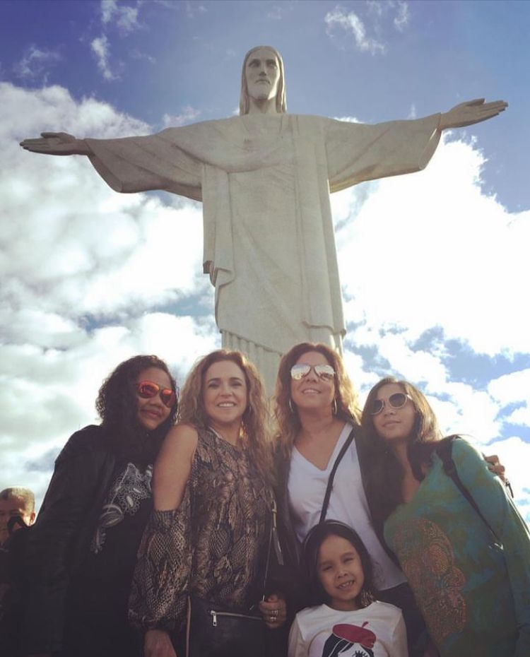 Daniela Mercury - Apesar de já ser mãe biológica de dois filhos, a cantora adotou mais três meninas, Maria, Alice e Ana Isabel. Reprodução: Flipar