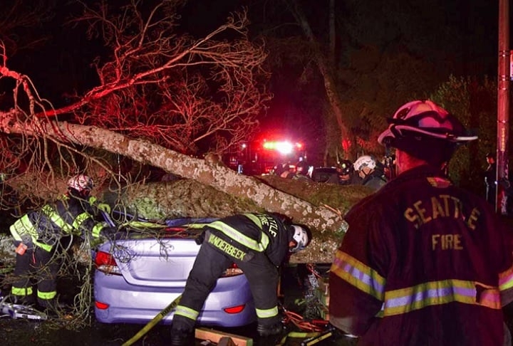 Nesta quarta-feira (20/11), a passagem de um ciclone-bomba causou a morte de duas mulheres nos Estados Unidos, nas cidades de Washington e Lynwood. Reprodução: Flipar