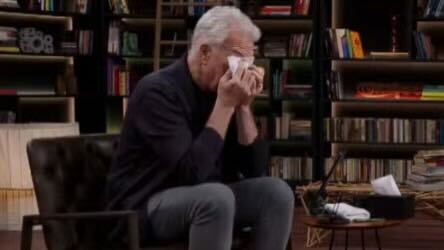 "Conversa com Bial": apresentador chora ao lembrar da mãe, Suzane Bial. Foto: Reprodução TV Globo - 1.6.2024