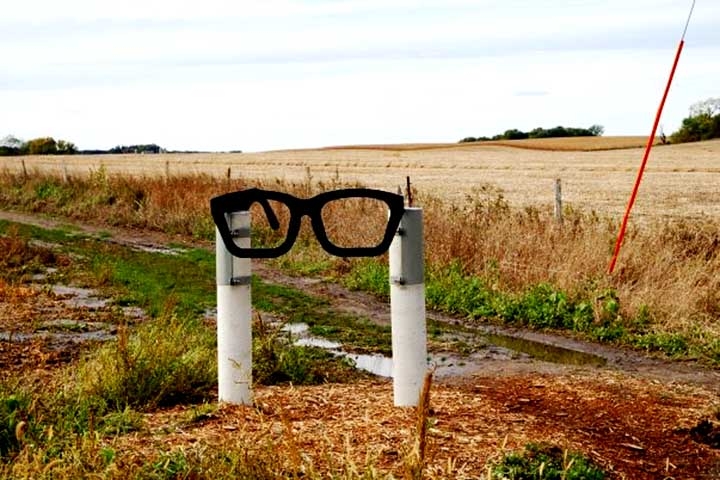 Porém, a decisão que parecia simples se transformou em um grande infortúnio. A aeronave que transportava Buddy Holly, Ritchie Valens, J.P. Richardson e o piloto Roger Peterson, um jovem de 21 anos sem muita experiência em condições climáticas adversas, decolou em uma noite muito fria, com uma forte neblina e ventos fortes. Reprodução: Flipar