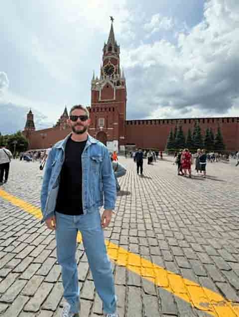 Dois anos depois, ele apresentou no canal de TV a cabo Multishow o programa “Se Liga na Busca”, voltado para jovens que iniciavam a trajetória profissional e buscavam diretrizes sobre o mercado de trabalho. 
 Reprodução: Flipar