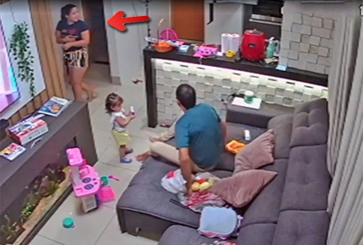 Ela sai da cozinha rapidamente e alerta o marido. 