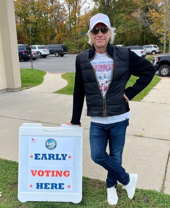 Jon Bon Jovi também é uma figura ativa no cenário político e social dos EUA, constantemente apoiando candidatos e causas progressistas. Reprodução: Flipar