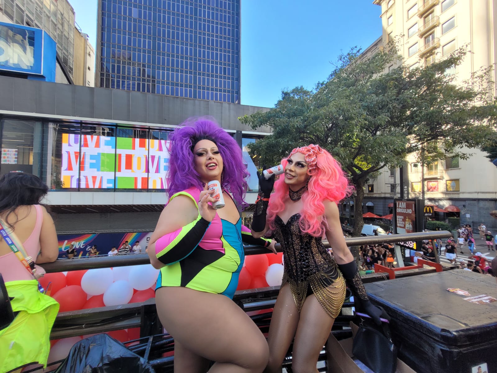 As drag queens Gaia e Desireé participam do trio de um dos patrocinadores. Foto: Rafaela Oliveira/iG