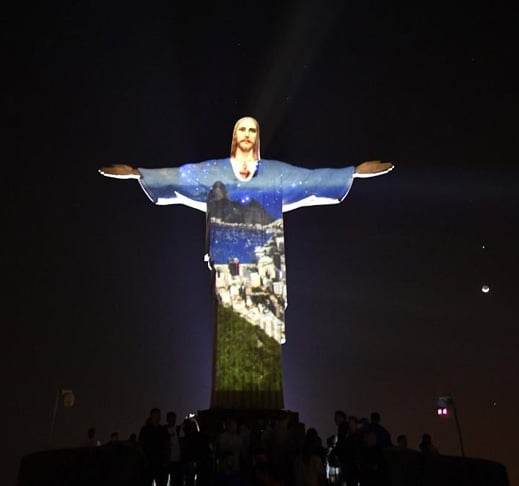  A realização das Olimpíadas no Rio de Janeiro em 2016 mereceu uma ilustração da paisagem da cidade refletida na estátua. Curiosamente, a paisagem mostrada é a que se vê quando se está no Corcovado. 
