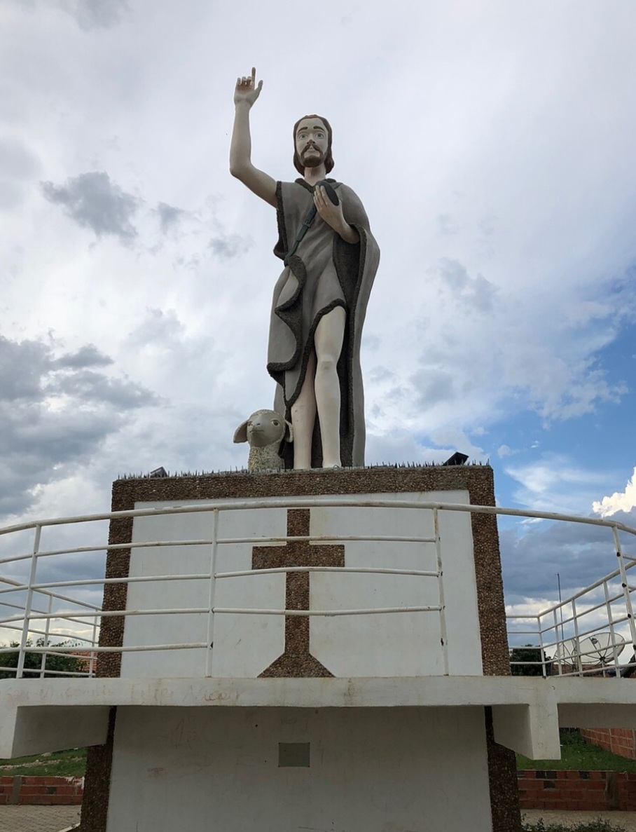 São João Batista
Celebrado em 24 de junho, é um dos pilares das festas juninas e padroeiro de muitas cidades. É conhecido como o precursor de Jesus e símbolo de renovação e fé no batismo. Reprodução: Flipar