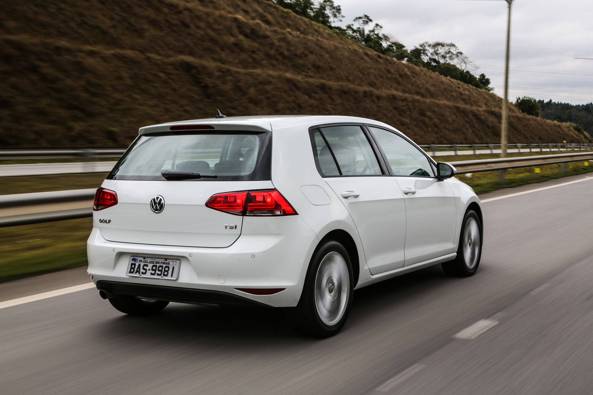 Esqueça o motor 1.6, o Volkswagen Golf 1.0 TSI é a verdadeira versão de entrada do hatch médio, por R$ 74.990.. Foto: Divulgação/Volkswagen