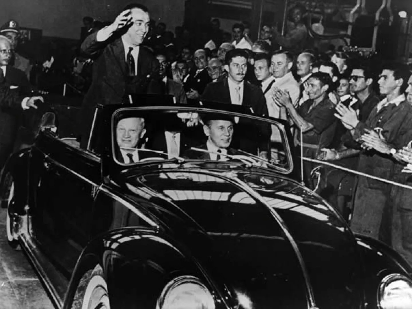 Juscelino Kubitschek desfilou em um Fusca conversível na inauguração da fábrica da Anchieta em 1959 Divulgação