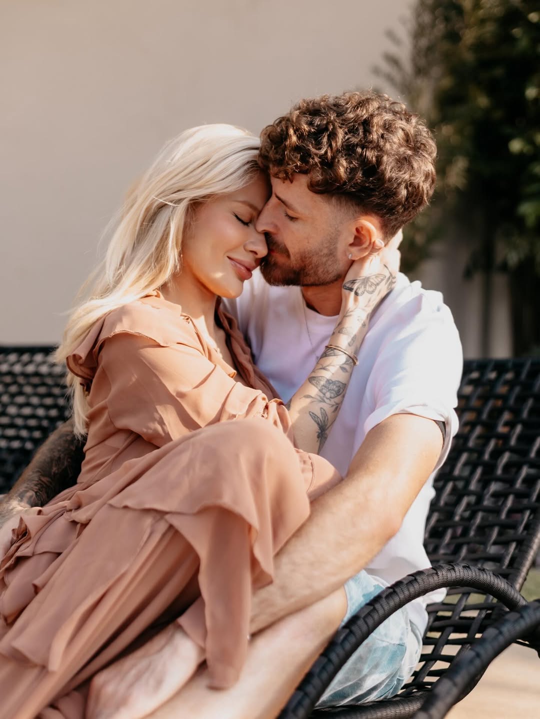 Karoline Lima abraça Léo Pereira. Foto: Reprodução/ Instagram @leopereira4