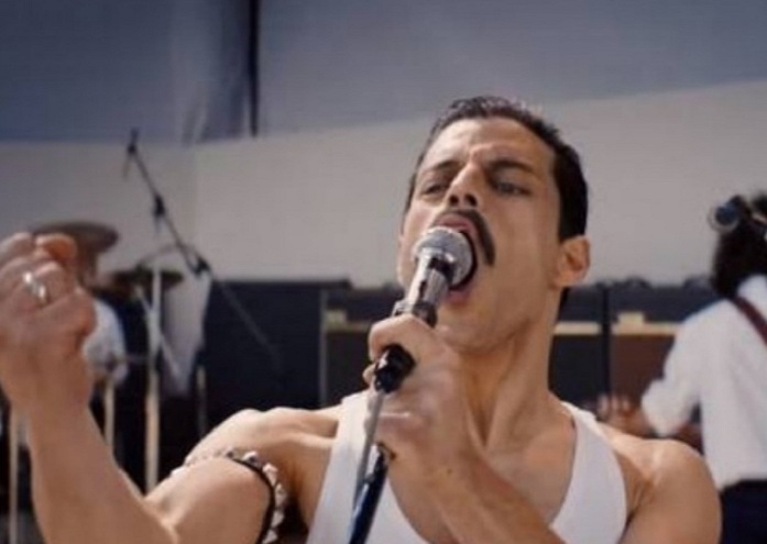 Bohemian Rhapsody (2019)
Dirigido por Bryan Singer, estrelado por Rami Malek, Lucy Boynton e Gwilym Lee.
A cinebiografia de Freddie Mercury e da banda Queen, destacando a ascensão meteórica e os desafios pessoais do icônico vocalista.  Reprodução: Flipar