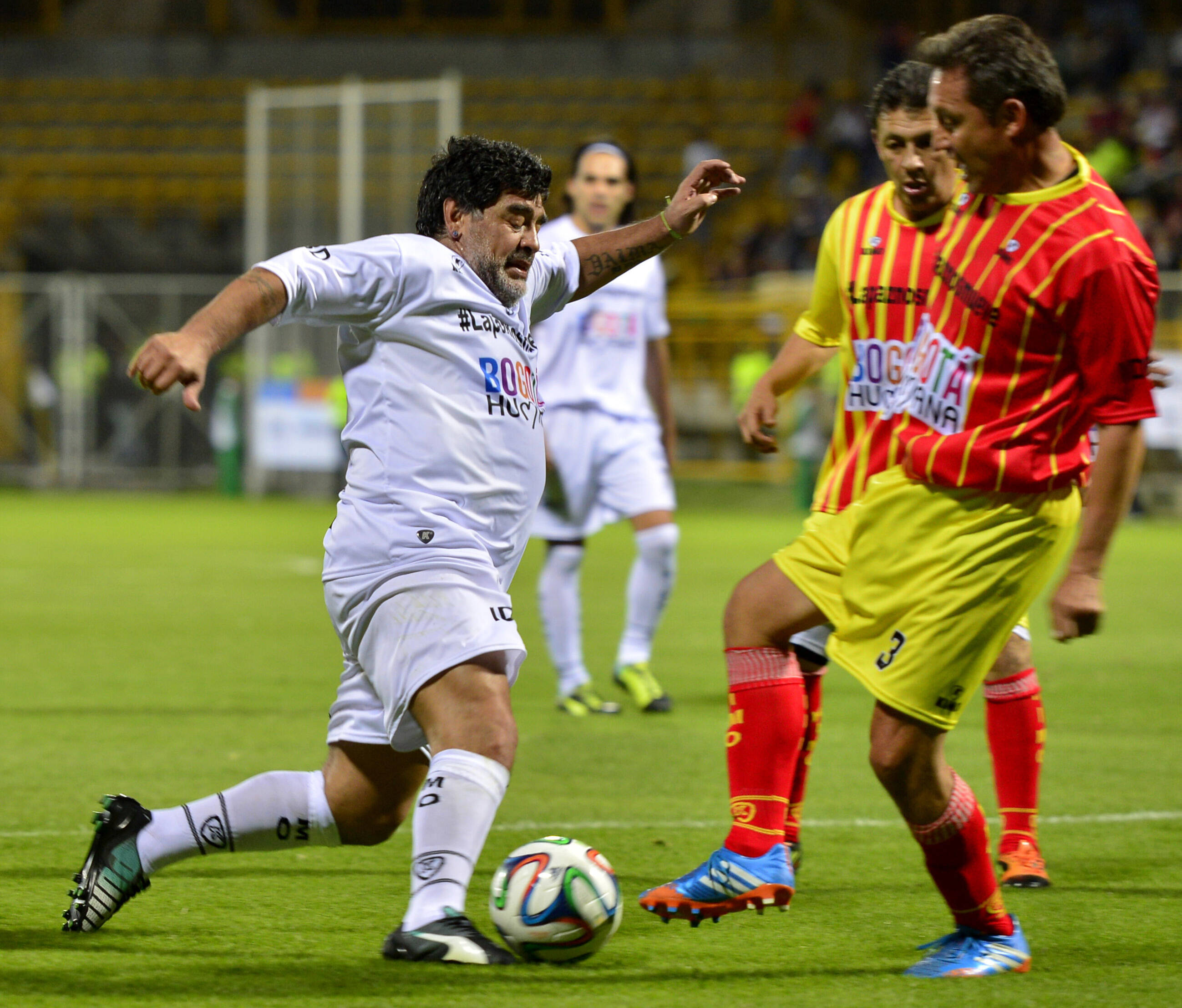 Maradona acima do peso novamente, em jogo festivo na Colômbia, nesta semana. Foto: AP