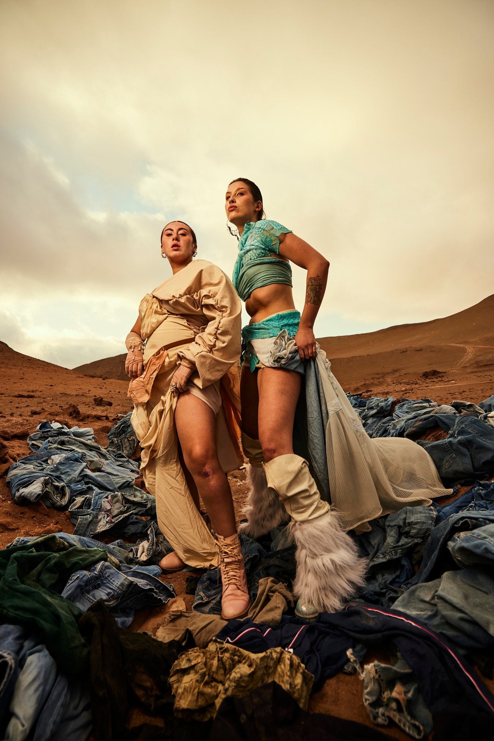 Lixão do Atacama recebe primeiro desfile de moda para alertar sobre descarte incorreto de roupas Maurício Nahas