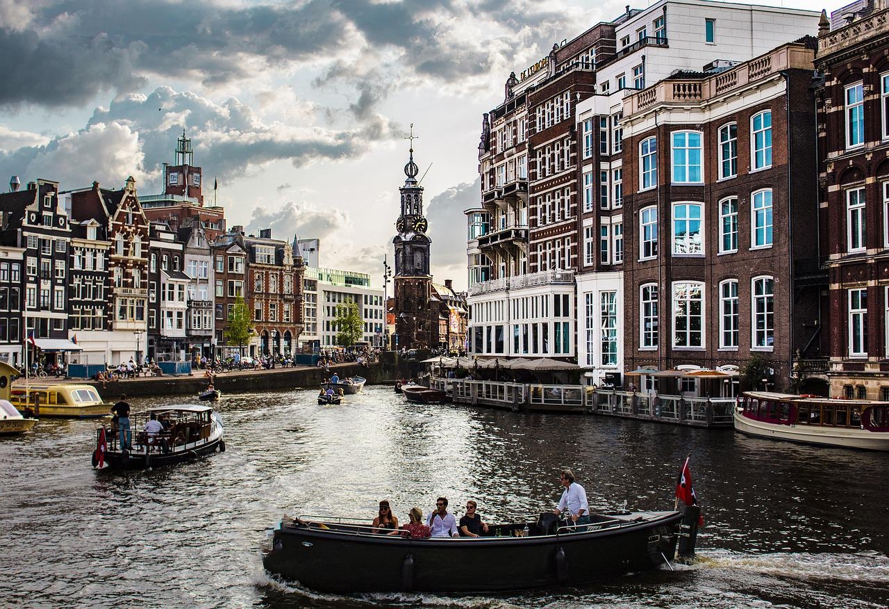 Países Baixos (Antiga Holanda) - 17 milhões de habitantes. Capital: Amsterdã. 