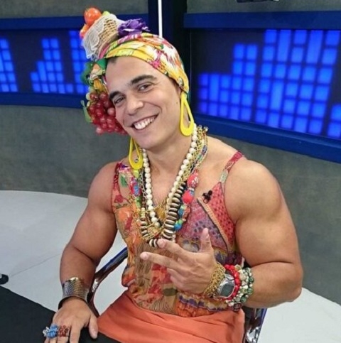 Em 2014, Maurício Borges, conhecido como Mano, teve que participar do programa Fox Sports Rádio vestido de Carmen Miranda, após prometer que faria isso caso o Flamengo não fosse rebaixado para a Série B do Campeonato Brasileiro. Reprodução: Flipar