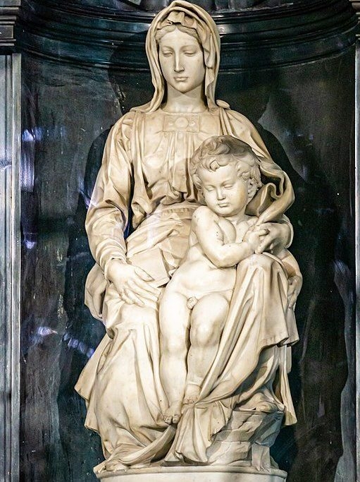 Esculpida entre 1501 e 1504, a estátua originalmente era destinada a um altar na Catedral de Siena, mas em 1504 foi comprada pela rica família Mouscron de Bruges e doada à Igreja de Nossa Senhora de Bruges. Reprodução: Flipar
