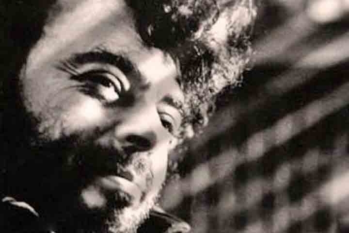 Sua postura política e artística o colocou em conflito com o regime militar instaurado no Brasil em 1964, que passou a vê-lo como uma figura subversiva. Em 1971, em meio ao endurecimento da ditadura, Glauber deixou o país e fixou residência em Portugal, vivendo no exílio. 
 Reprodução: Flipar