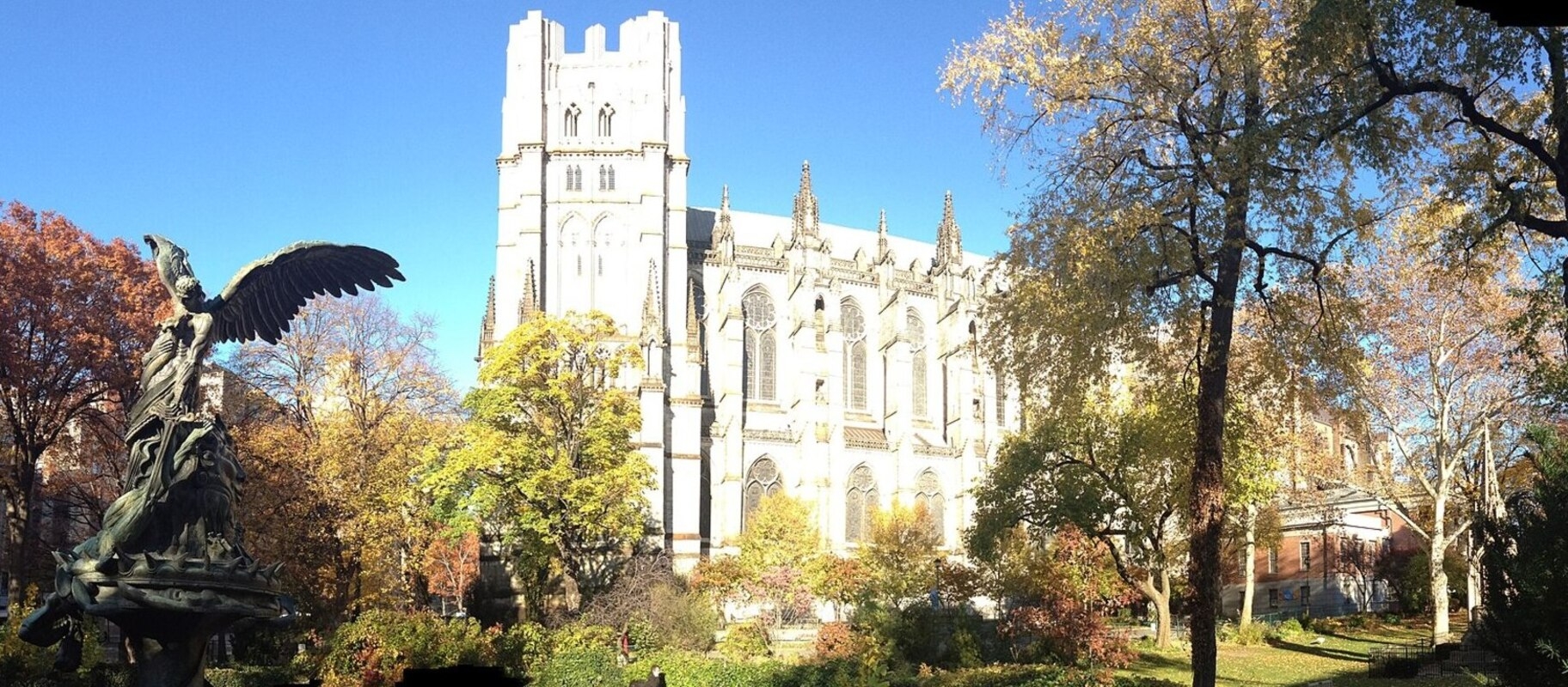 Saint John Divine, em Nova York, nos EUA, começou a ser construída em 1892 em estilo Bizantino, mas teve seu estilo alterado para Gótico em 1909. Reprodução: Flipar