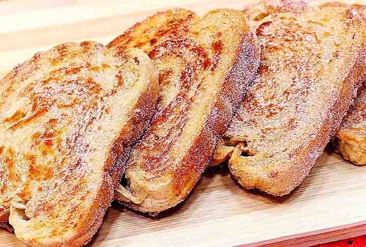 Existem múltiplas variantes, começando pelo pão, que pode ser corrente ou preparado especialmente para as rabanadas. Atualmente, é muito habitual encontrar esta opção nas pastelarias que oferecem um pão enorme em forma de barra (pão de forma) feito com farinha refinada. Reprodução: Flipar