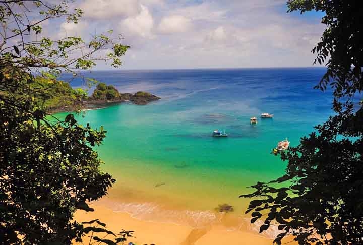 Fernando de Noronha é um paraíso natural com uma incrível biodiversidade e praias deslumbrantes. O arquipélago fica no Oceano Atlântico, a cerca de 354 km da costa nordeste do Brasil.