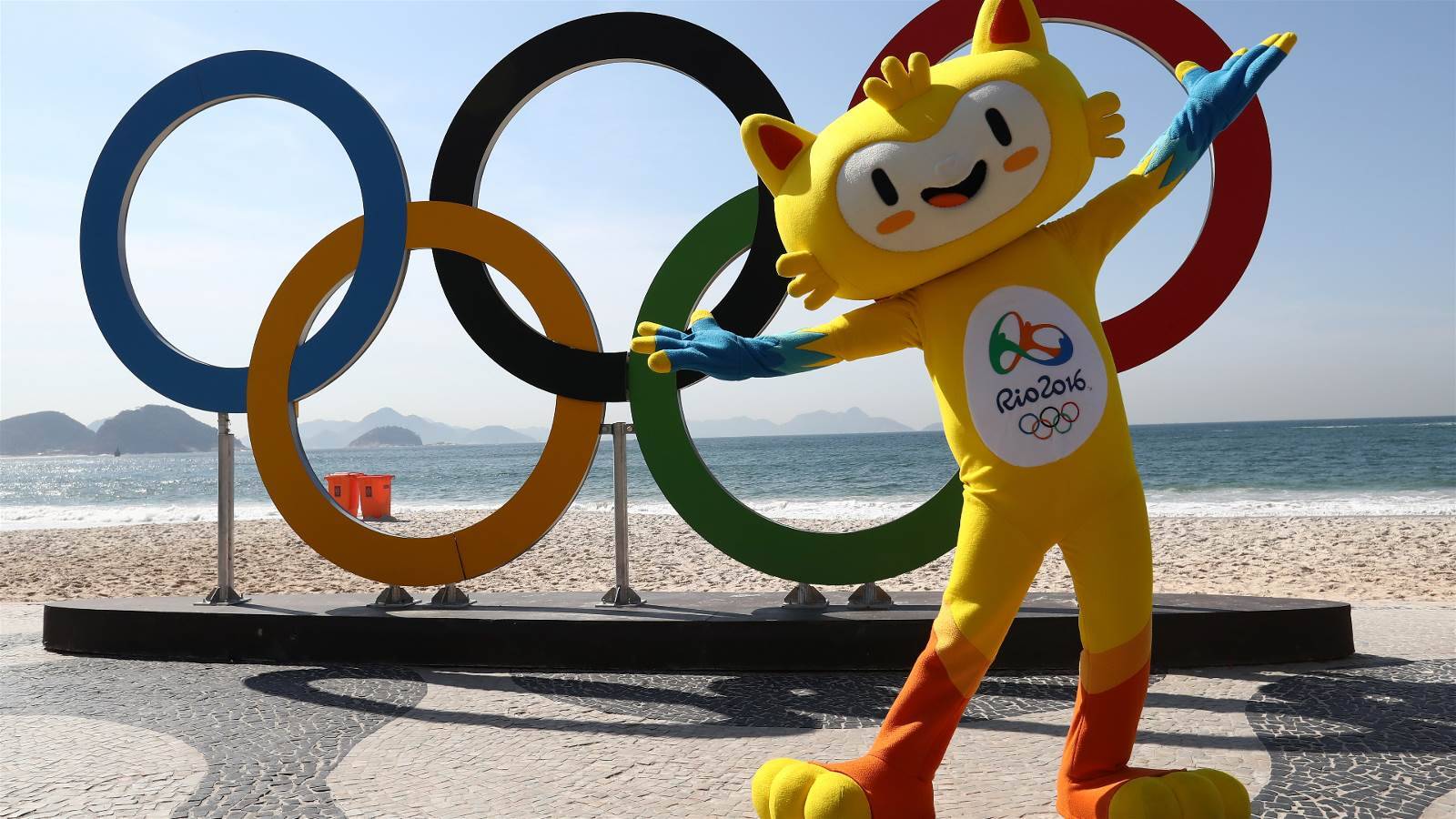 O mascote Vinicius na Praia de Copacabana. Foto: Reprodução/Rio2016