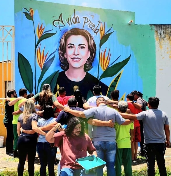 O mural, criado pelo artista cearense Wanderson Petrova, estampa a fachada do Centro Socioeducativo de Semi-liberdade, no bairro São José. O desenho reproduz a atriz envolta em plantas Espada de São Jorge sob a frase “A vida presta!”, escrita por Fernanda Torres nas redes sociais antes da cerimônia do Globo de Ouro, em que foi premiada como melhor atriz em filme de drama. 

 Reprodução: Flipar