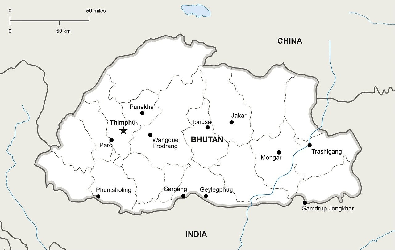 O Butão é um reino situado entre a China e a Índia. É conhecido por suas montanhas imponentes, incluindo parte do Himalaia, e por seu ambiente natural preservado. Reprodução: Flipar