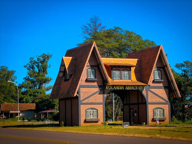 Rolândia (Paraná) -Cidade com 67.300 habitantes numa área de 459  km2, a 750m de altitude e  399 km da capital Curitiba Reprodução: Flipar