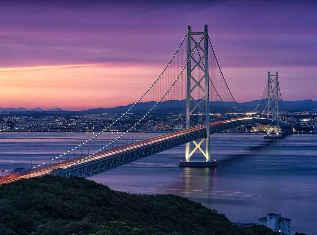 Akashi-Kaikyo, Japão: Essa ponte se estende por 3.911 metros sobre o Estreito de Akashi, conectando as cidades de Kobe e Awaji. Inaugurada em 1998, foi a ponte com o maior vão central do mundo por 24 anos, sendo superada em 2022 pela Ponte Canakkale 1915, que fica na Turquia. Reprodução: Flipar