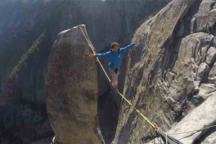 Em 1985, o norte-americano Scott Balcom fez no Yosemite a primeira travessia Highline na história a 880 metros de altura. Por isso, a localidade na Califórnia tornou-se icônica para os praticantes e fãs da modalidade extrema.
 Reprodução: Flipar