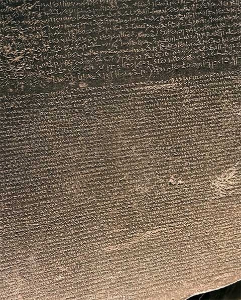 Na Pedra de Roseta o texto está registrado em hieróglifos e também na escrita demótica egípcia, o idioma administrativo e cotidiano do Egito na época, e em grego antigo, a língua oficial da administração durante a dominação da Grécia durante a dinastia ptolomaica. 
 Reprodução: Flipar