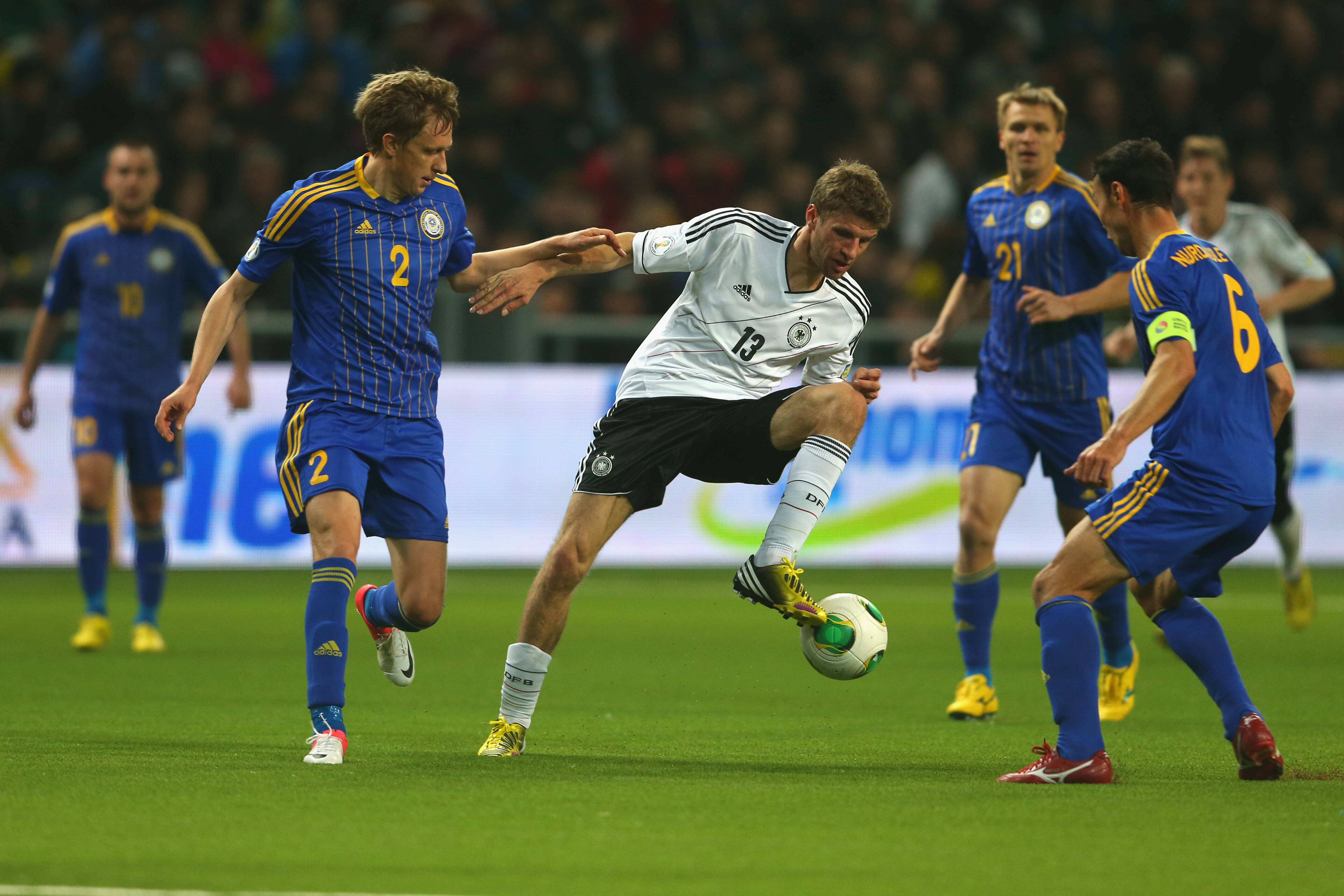 Muller disputa bola na vitória da Alemanha diante do Cazaquistão Alexander Hassenstein/Getty Images