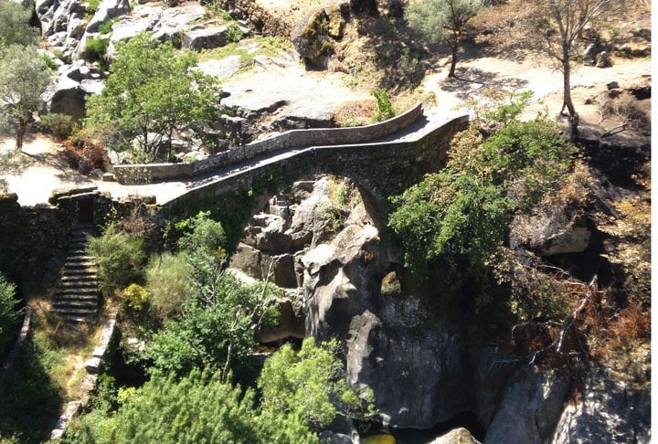 Ponte do Diabo (Portugal) - A Ponte da Mizarela foi erguida na Idade Média  sobre o rio Rabagão, entre Vieira do Minho e Montalegre.  Reprodução: Flipar