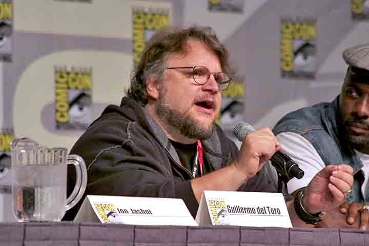 Depois de retornar ao cinema de língua espanhola com “A Espinha do Diabo”, ambientado na Guerra Civil Espanhola, Del Toro consolidou o estilo que o tornaria único: uma fusão entre horror e melancolia, realismo histórico e fantasia. 
 Reprodução: Flipar