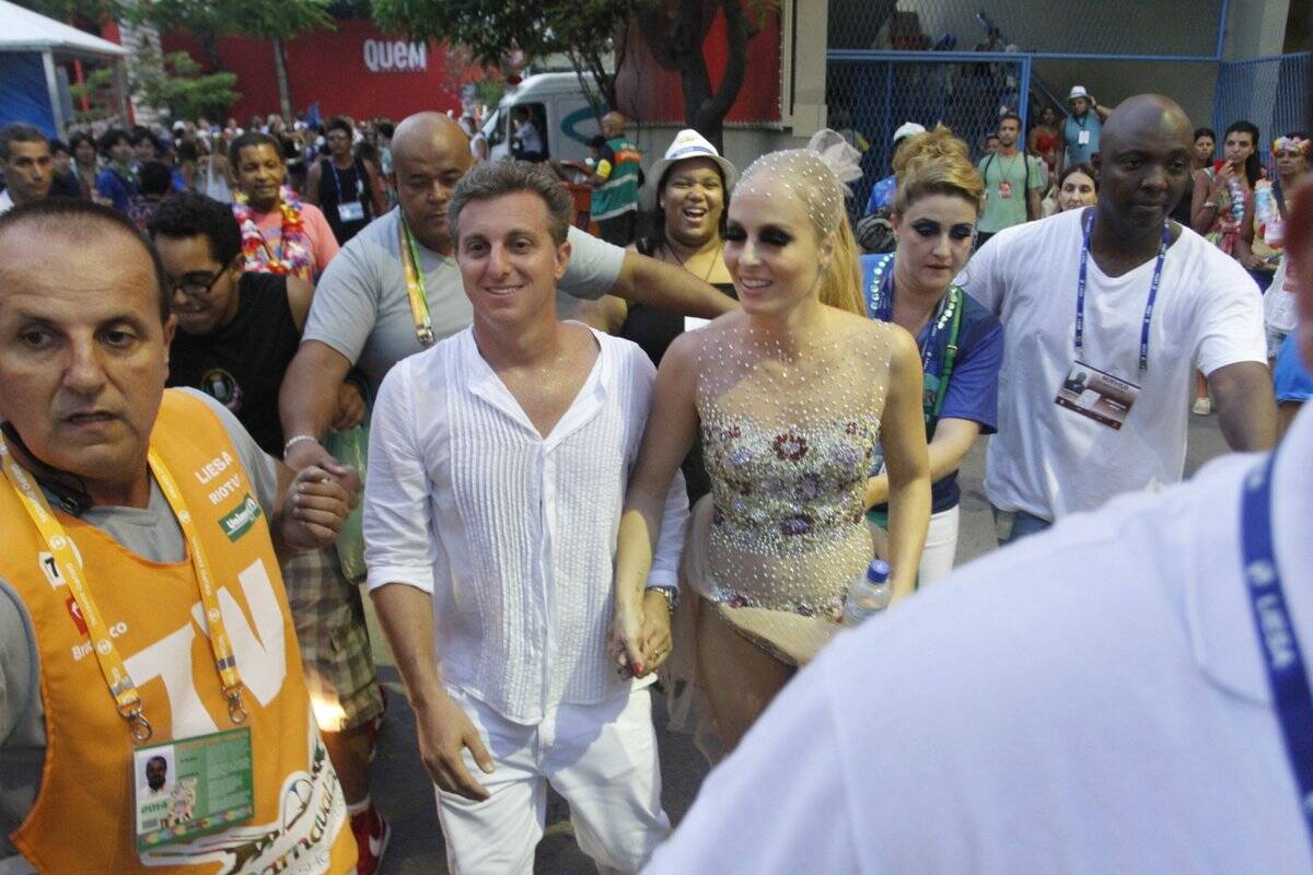 Angélica e Luciano Huck saem da Sapucaí escoltados no carnaval deste ano Marcos Ferreira / Foto Rio News