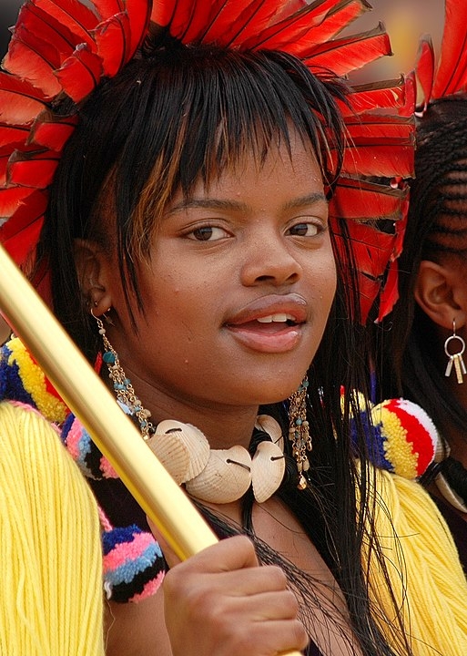Sikhanyiso Dlamini, princesa do Essuatíni (antiga Suazilândia) - Filha do rei Mswati III, Sikhanyiso Dlamini é a primeira filha de seu pai, que tem várias esposas e filhos. A princesa se formou em Comunicação Digital e tem um histórico de ativismo, especialmente em relação à crítica à poligamia. Continua sendo princesa, apesar das controvérsias com a realeza. Reprodução: Flipar