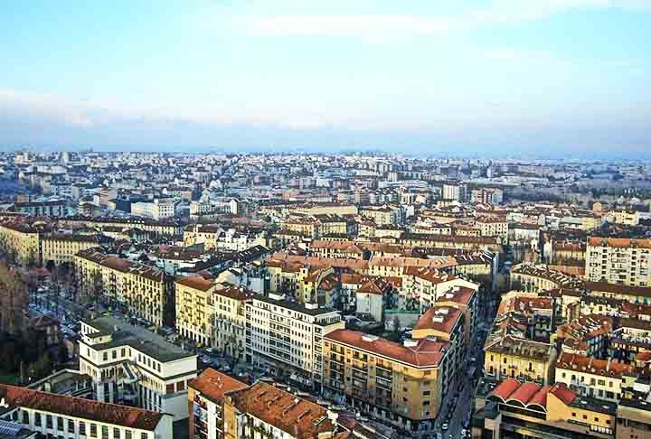 A cidade fica aos pés dos Alpes italiano e é recortada pelas águas do rio Pó. Possui, portanto, praias da costa da Ligúria, que ficam a apenas 100 km da cidade. Reprodução: Flipar