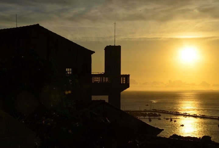 Atualmente, o elevador é administrado pela prefeitura de Salvador. Além de sua função original de transporte, o local também abriga um mirante. Reprodução: Flipar