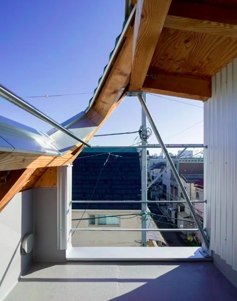 Para melhorar a ventilação, os arquitetos instalaram uma abertura no telhado, permitindo que o ar circule naturalmente pela casa, mantendo-a fresca em qualquer estação. Reprodução: Flipar
