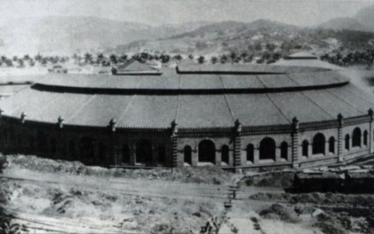 São Diogo (RJ): Construída em 1860 no pátio de São Diogo, a rotunda tinha 270 graus e ficava ligada ao ramal da Central do Brasil. Em 1927, parte do telhado desabou durante reforma, levando à demolição no ano seguinte.  O girador permaneceu por algumas décadas, mas foi aterrado posteriormente. Fotografias históricas mostram o acidente que marcou o fim do prédio.. Foto: Reprodução/Estações Ferroviárias do Brasil