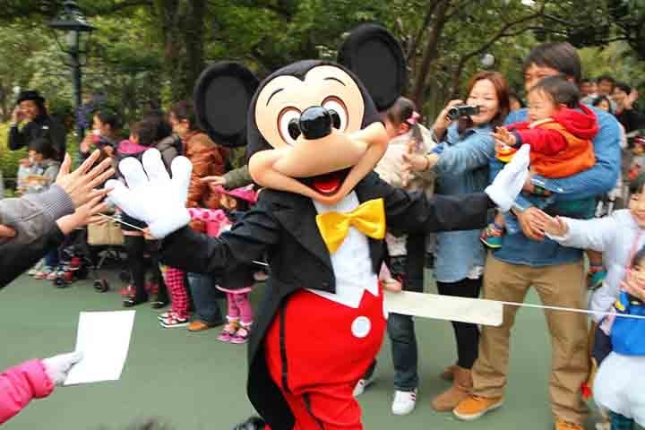 A Disney de Tóquio é bastante acessível, o que faz com que os parques fiquem bem cheios. O que também chama a atenção é a organização, com filas em frente às catracas, tudo controlado pelos gestores do local. Reprodução: Flipar