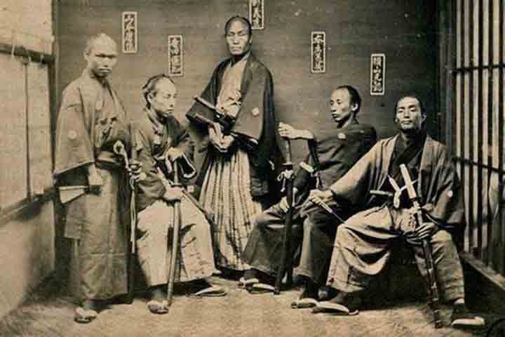 Antes de assumir funções militares, os samurais eram servidores do império japonês com funções diversas, como a coleta de impostos e administração de terras. 
 Reprodução: Flipar