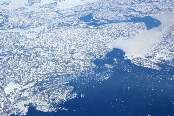 Essa camada é a segunda maior reserva de gelo do planeta, perdendo apenas para a Antártida, e seu derretimento tem implicações significativas para o aumento do nível do mar. Reprodução: Flipar
