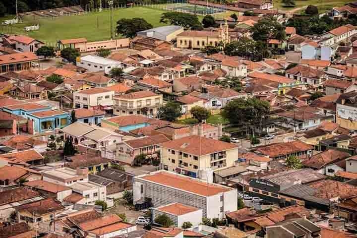 A história de São Bento do Sapucaí remonta aos primórdios do bandeirantismo, quando os paulistas de Taubaté exploravam a Serra da Mantiqueira em busca das regiões auríferas de Minas Gerais, seguindo o curso do Rio Sapucaí. Reprodução: Flipar