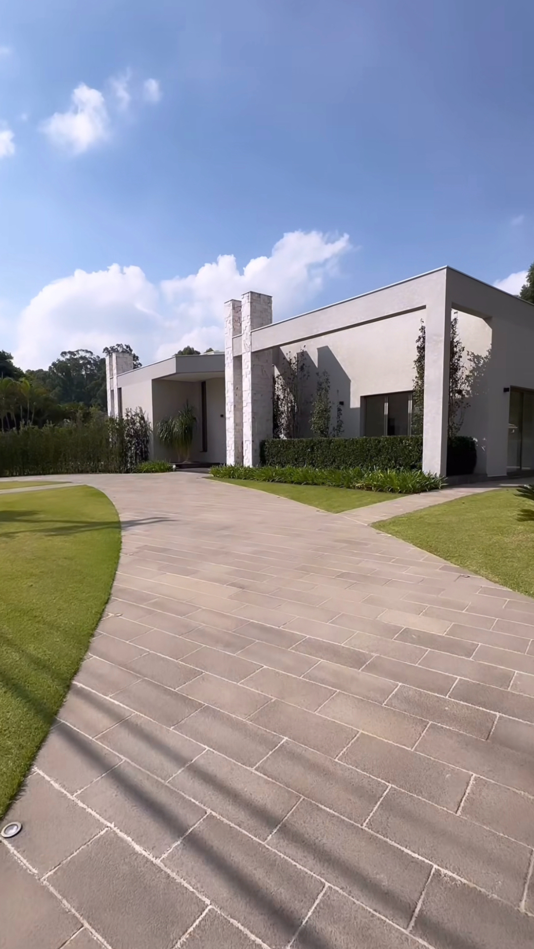 Deolane Bezerra ostenta nova mansão e impressiona; veja fotos Reprodução/Instagram