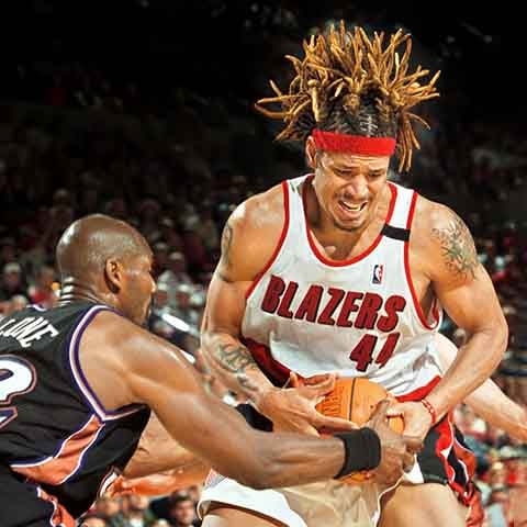 Brian Grant, ex-jogador da NBA, foi diagnosticado com Parkinson em 2009, após sua aposentadoria. Durante sua carreira, Grant era conhecido por seu trabalho com jovens carentes. Hoje, ele é um defensor ativo de exercícios físicos como parte do tratamento do Parkinson, através da Brian Grant Foundation. Reprodução: Flipar